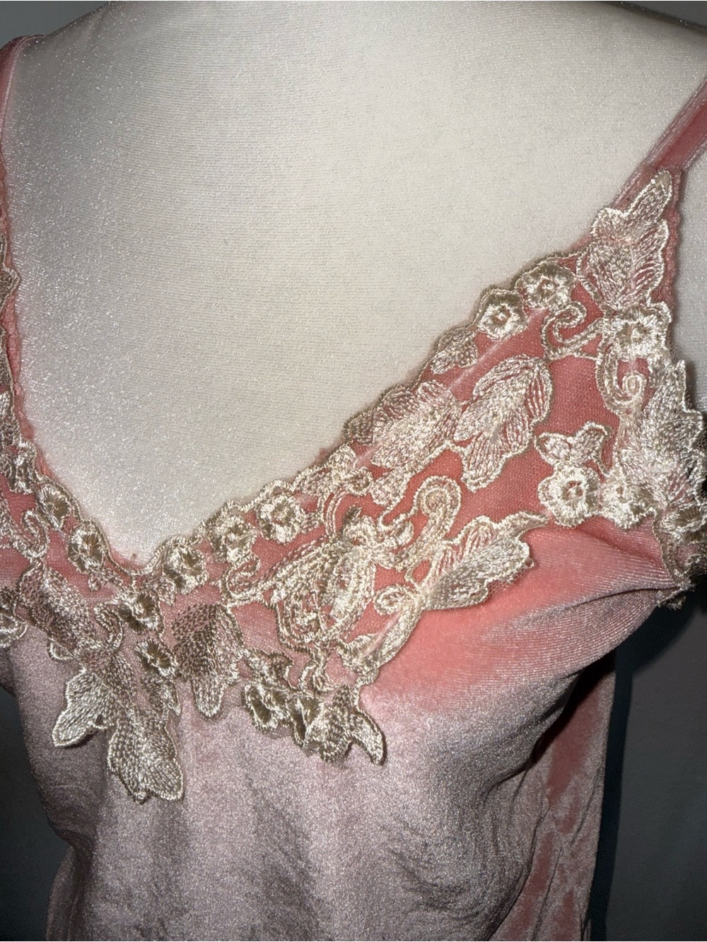 146. Pink velvet and lace top size medium coquette - Picture 4 of 4